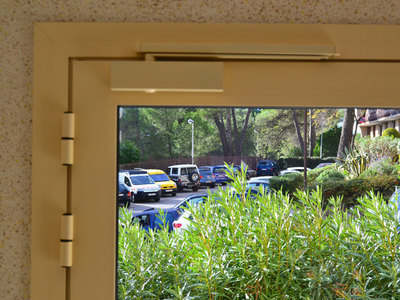 Ferme-porte bras coulisse